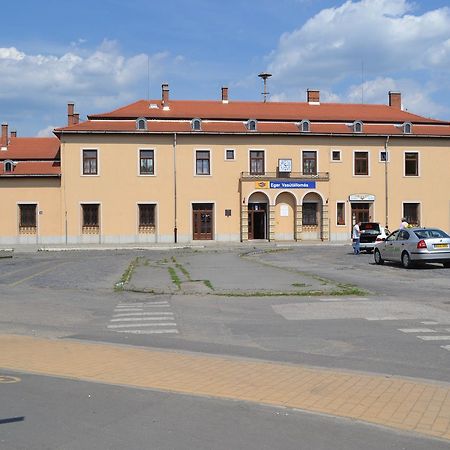 Lokomotiv Motel Eger Extérieur photo