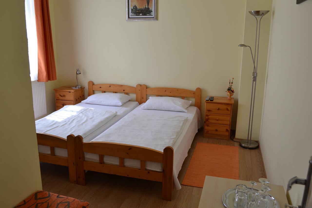 Lokomotiv Motel Eger Extérieur photo