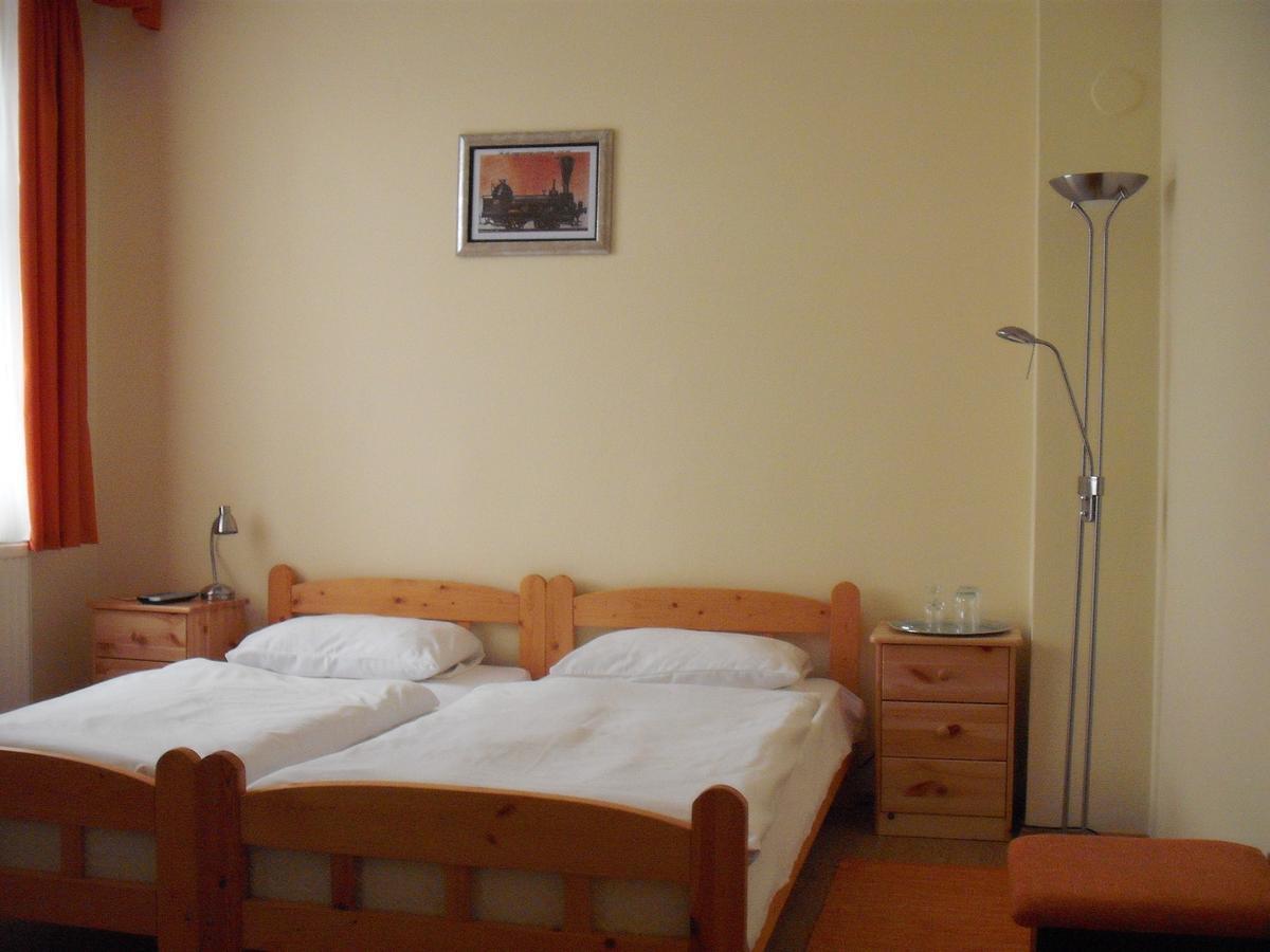 Lokomotiv Motel Eger Extérieur photo