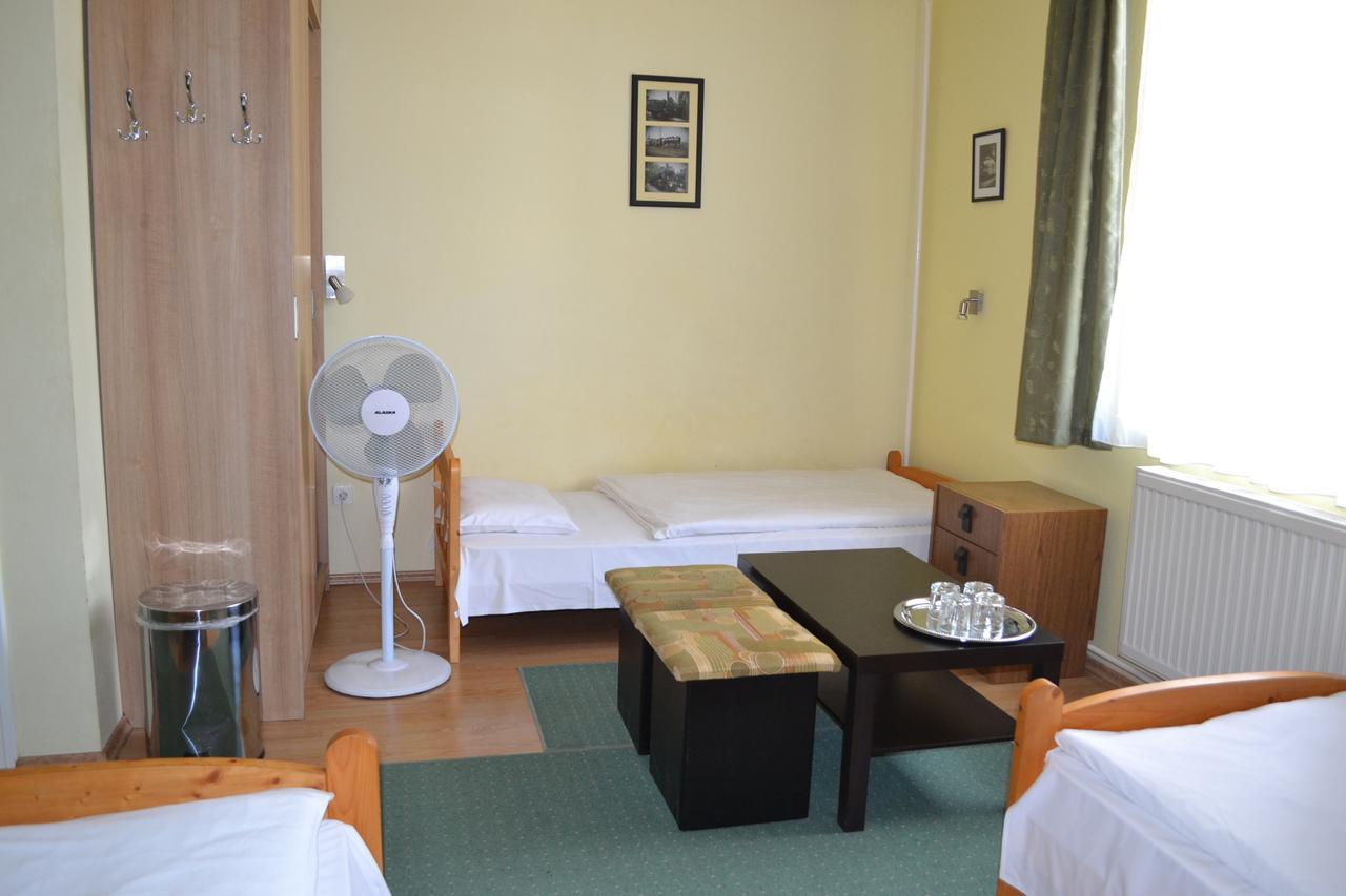 Lokomotiv Motel Eger Extérieur photo