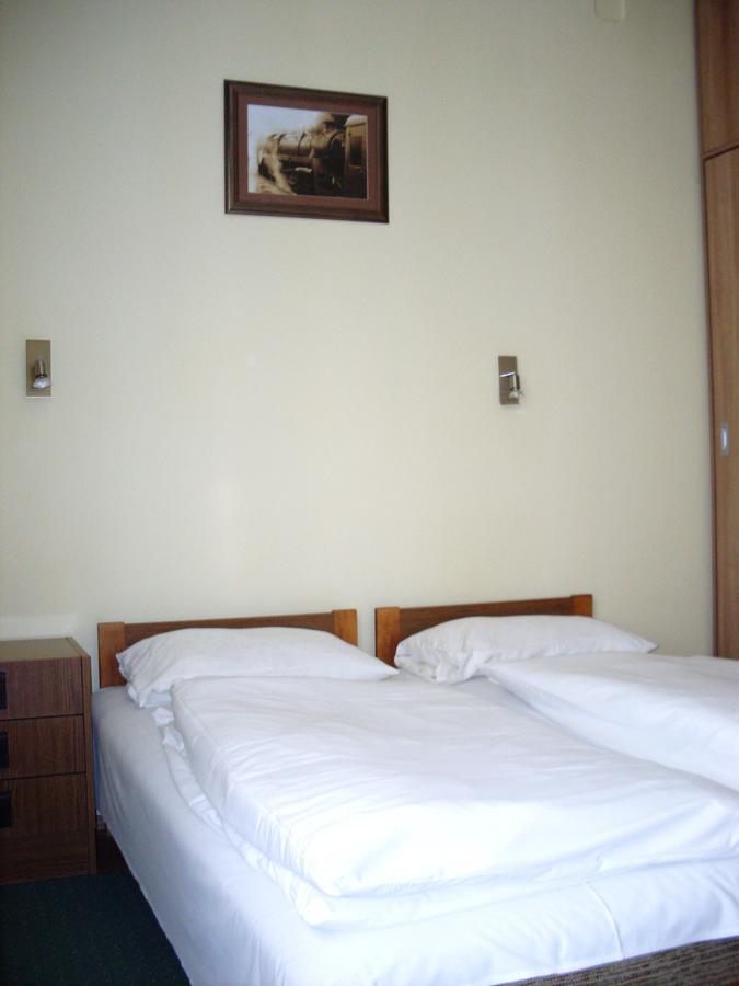 Lokomotiv Motel Eger Extérieur photo