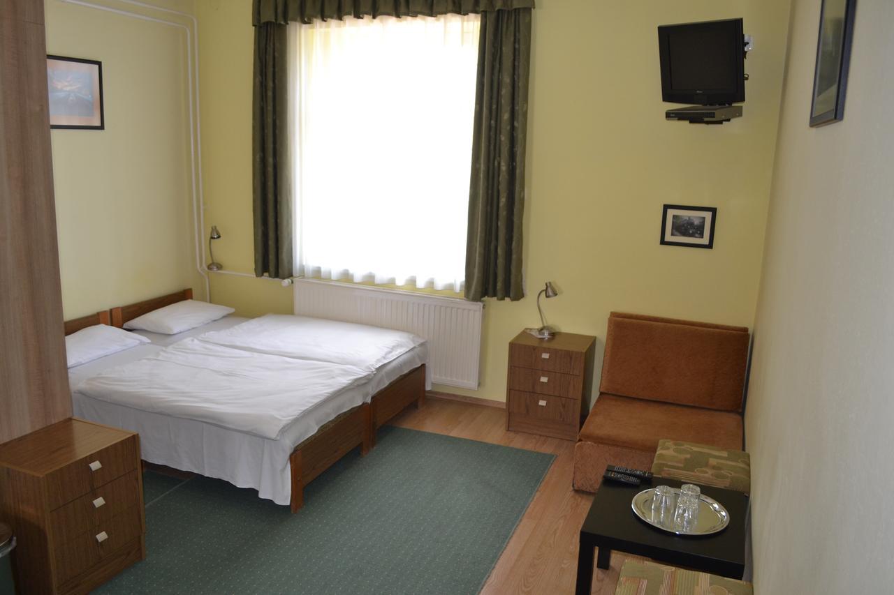 Lokomotiv Motel Eger Extérieur photo