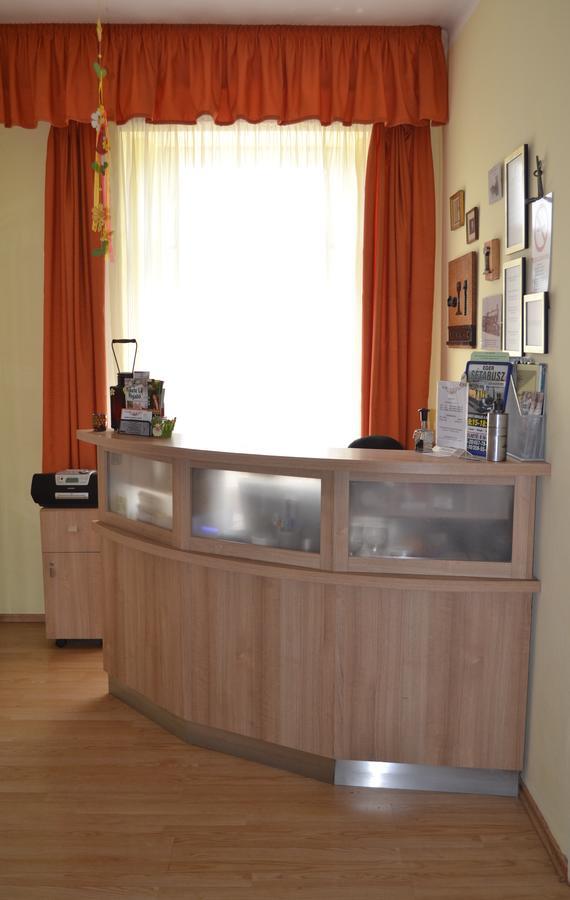 Lokomotiv Motel Eger Extérieur photo