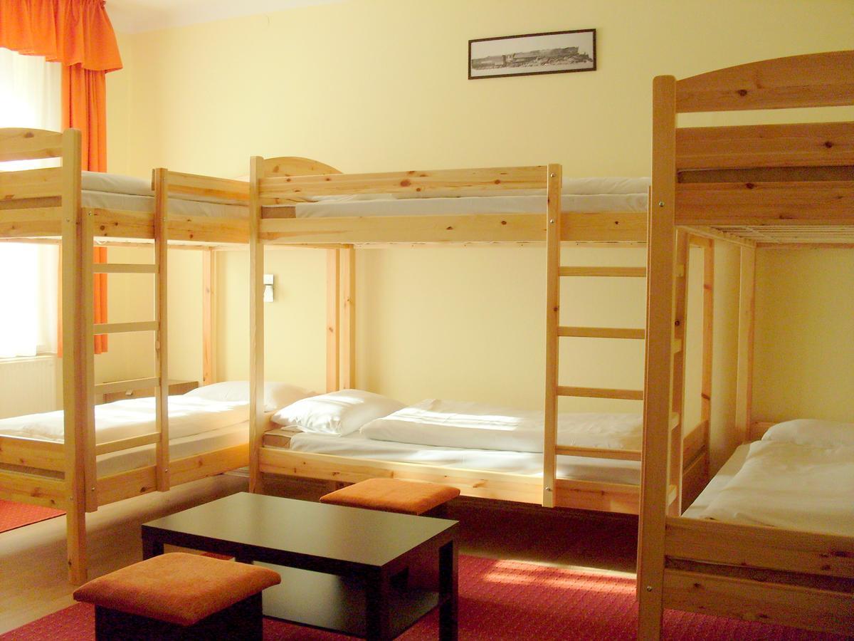 Lokomotiv Motel Eger Extérieur photo