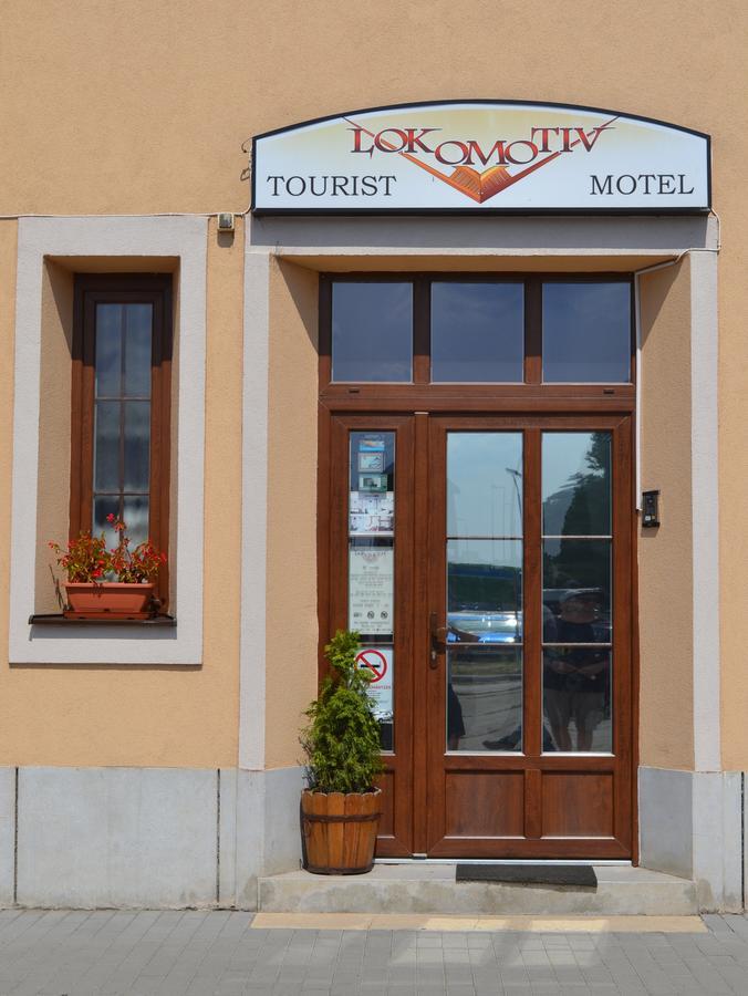 Lokomotiv Motel Eger Extérieur photo