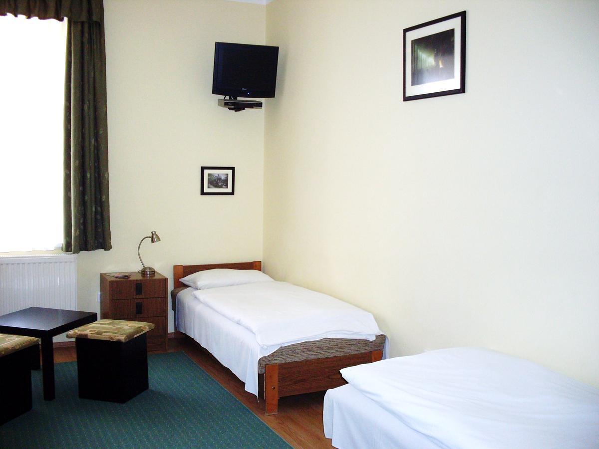 Lokomotiv Motel Eger Extérieur photo