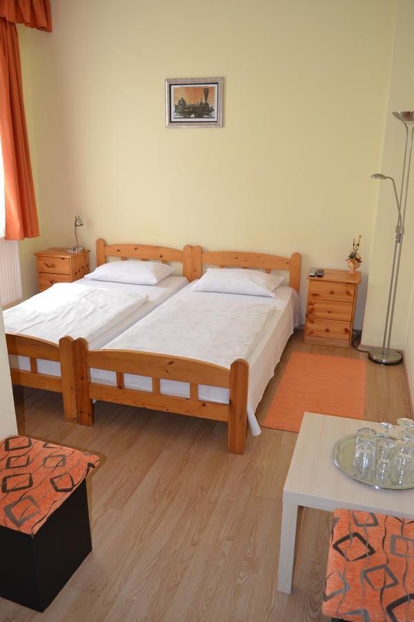 Lokomotiv Motel Eger Extérieur photo